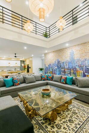 Luksusvilla, 4 soverom | Oppholdsrom | Flatskjerm-TV, nettbrett, Netflix og DVD-spiller