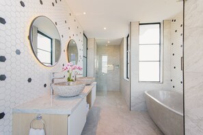 Villa luxueuse, 4 chambres | Salle de bain | Baignoire et douche séparées, baignoire profonde
