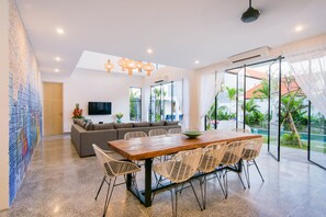 In-room dining - Villa Como (Canggu)