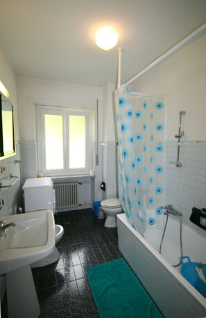 公寓 | 浴室 | 独立的浴缸和淋浴、坐浴桶、毛巾