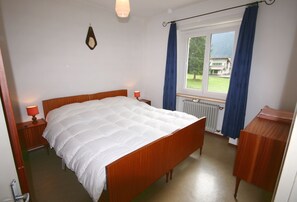 公寓 | 3 多间卧室、婴儿床、床单