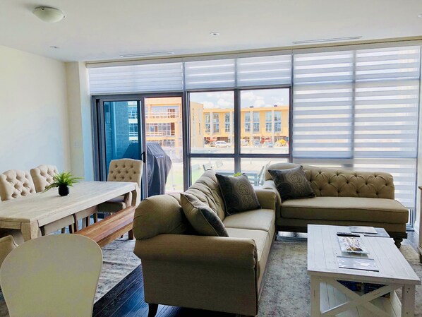 Nhà liên kế Cao cấp, nhiều giường, không hút thuốc | Khu phòng khách | Smart TV 65-inch có kênh truyền hình cao cấp, TV, Netflix 