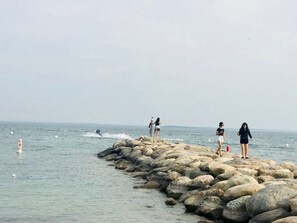 Trên bãi biển, lặn có bình dưỡng khí, lặn với ống thở, lướt ván 