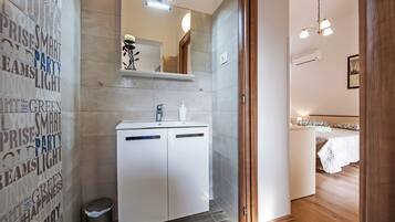 Kahden hengen perushuone (2) | Kylpyhuone | Suihku, pyyhkeet