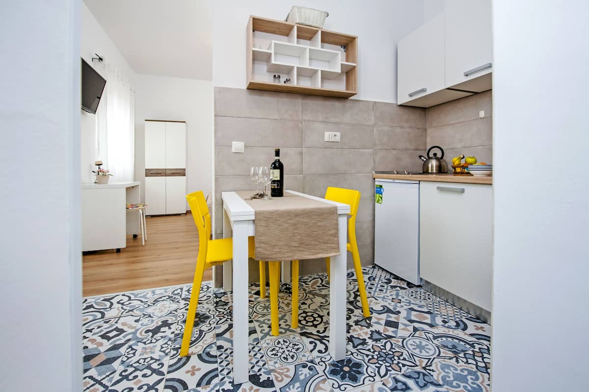 Studio, 1 lit double | Restauration dans la chambre