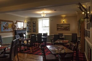 2 bars/lounges - Bannockburn Inn (Helmsdale)