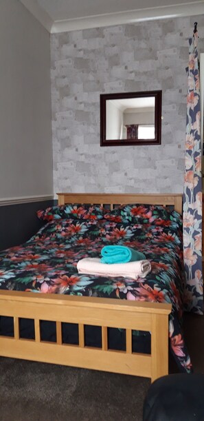 Double Room, Shared Bathroom | Desk, blackout drapes, iron/ironing board, free WiFi - Bannockburn Inn (Helmsdale)