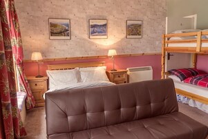 Habitación familiar, varias camas, baño privado | Escritorio, cortinas opacas, tabla de planchar con plancha y wifi gratis