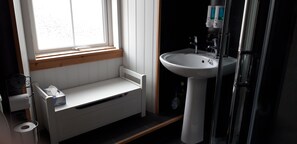 トラディショナル ツインルーム シングルベッド 2 台 禁煙 | バスルーム | シャワー、ヘアドライヤー、タオル、石鹸