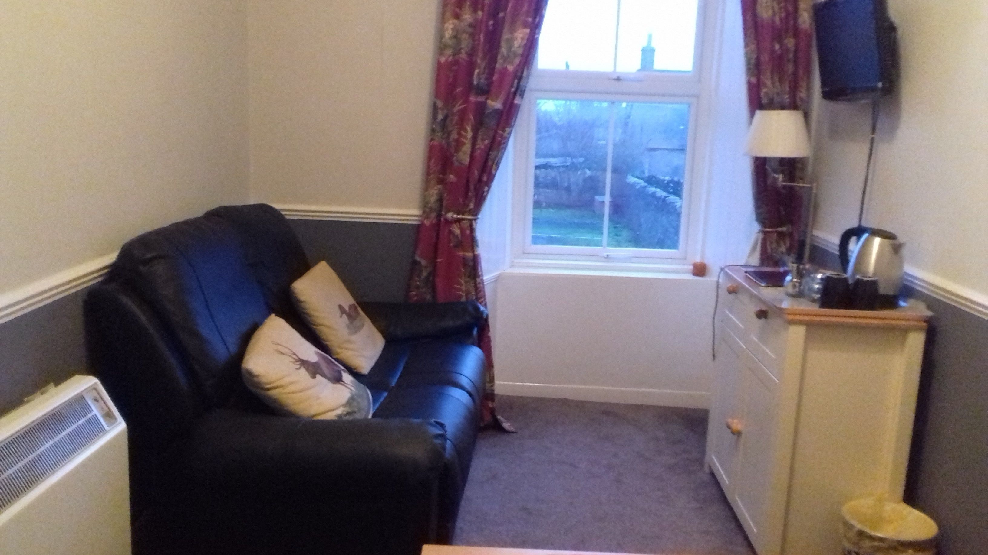 Familienzimmer, Gemeinschaftsbad | Wohnbereich | Flachbildfernseher, Bücher