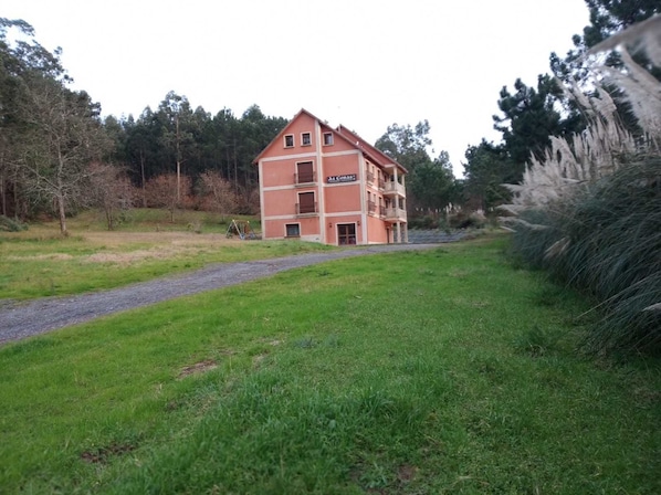 Vista frontal de la propiedad
