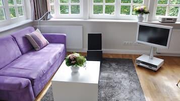 Apartment, Erdgeschoss (1-4) | Wohnzimmer | LED-Fernseher