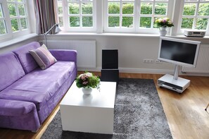 Departamento, planta baja (1-4) | Sala de estar | Televisión LED