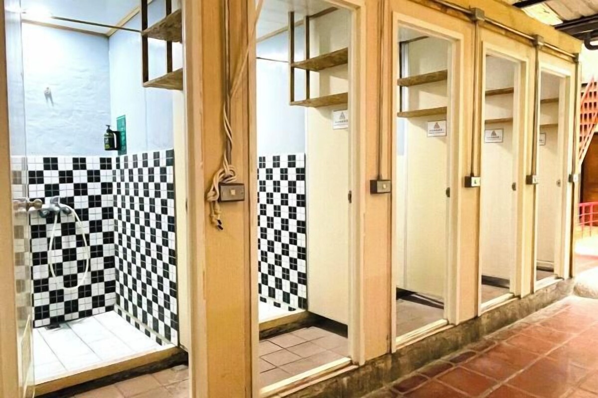 Een douche, een regendouche, gratis toiletartikelen, een haardroger