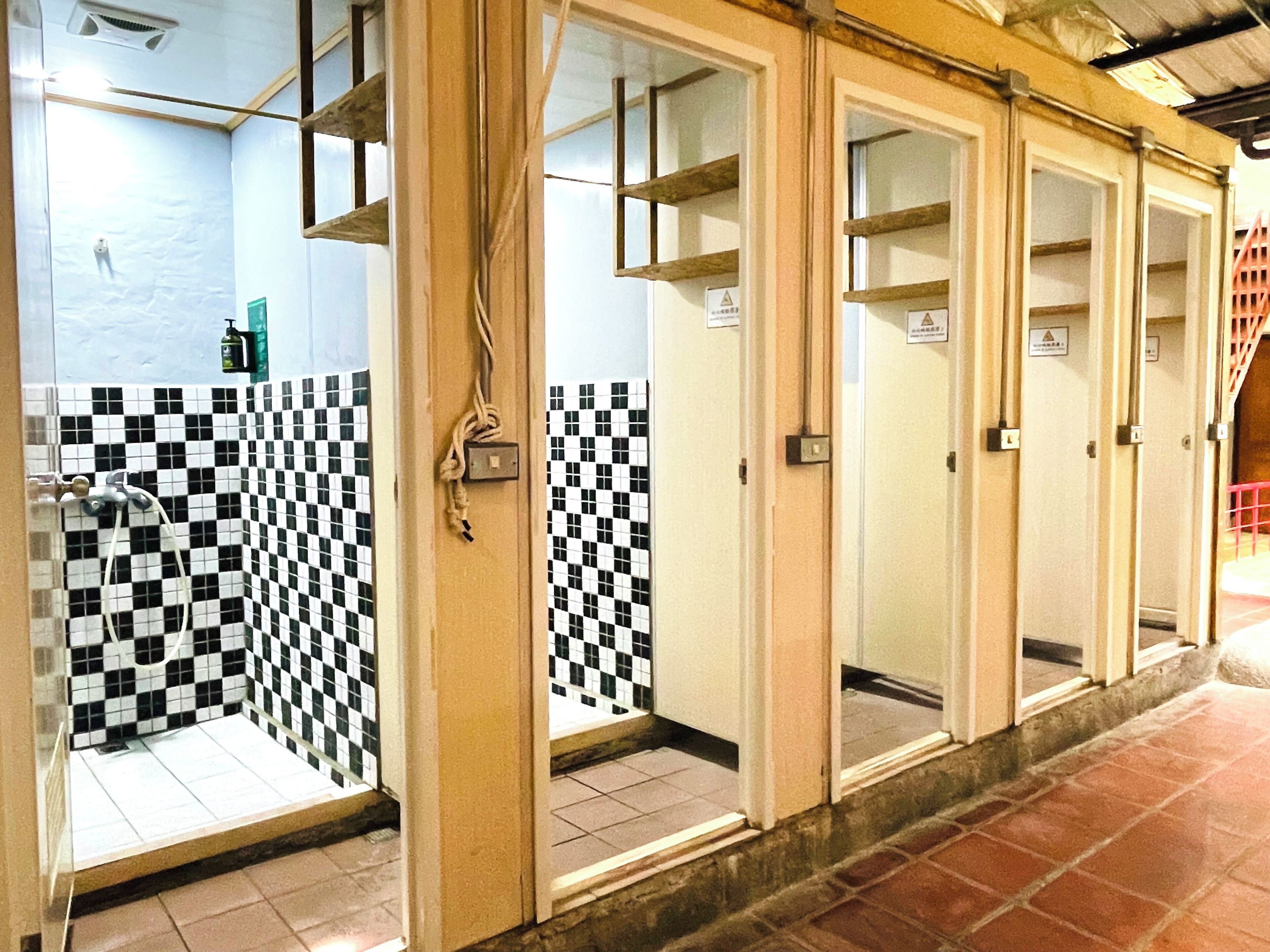 Suihku, hierova suihkupää, ilmaiset hygieniatuotteet, hiustenkuivaaja