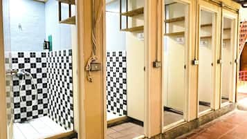 Een douche, een hydromassagedouche, gratis toiletartikelen