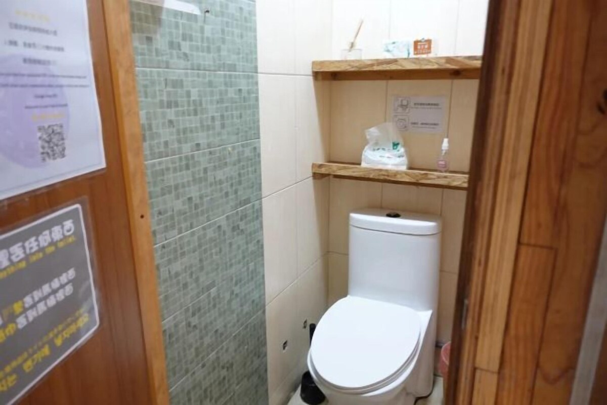 Shower, rainfall showerhead, free toiletries, hair dryer