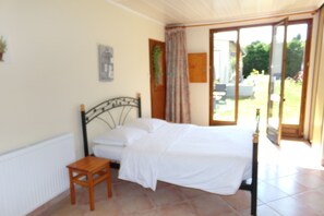 Classic Triple Room, Multiple Beds, Non Smoking | Bathroom | Shower, free toiletries, hair dryer, towels