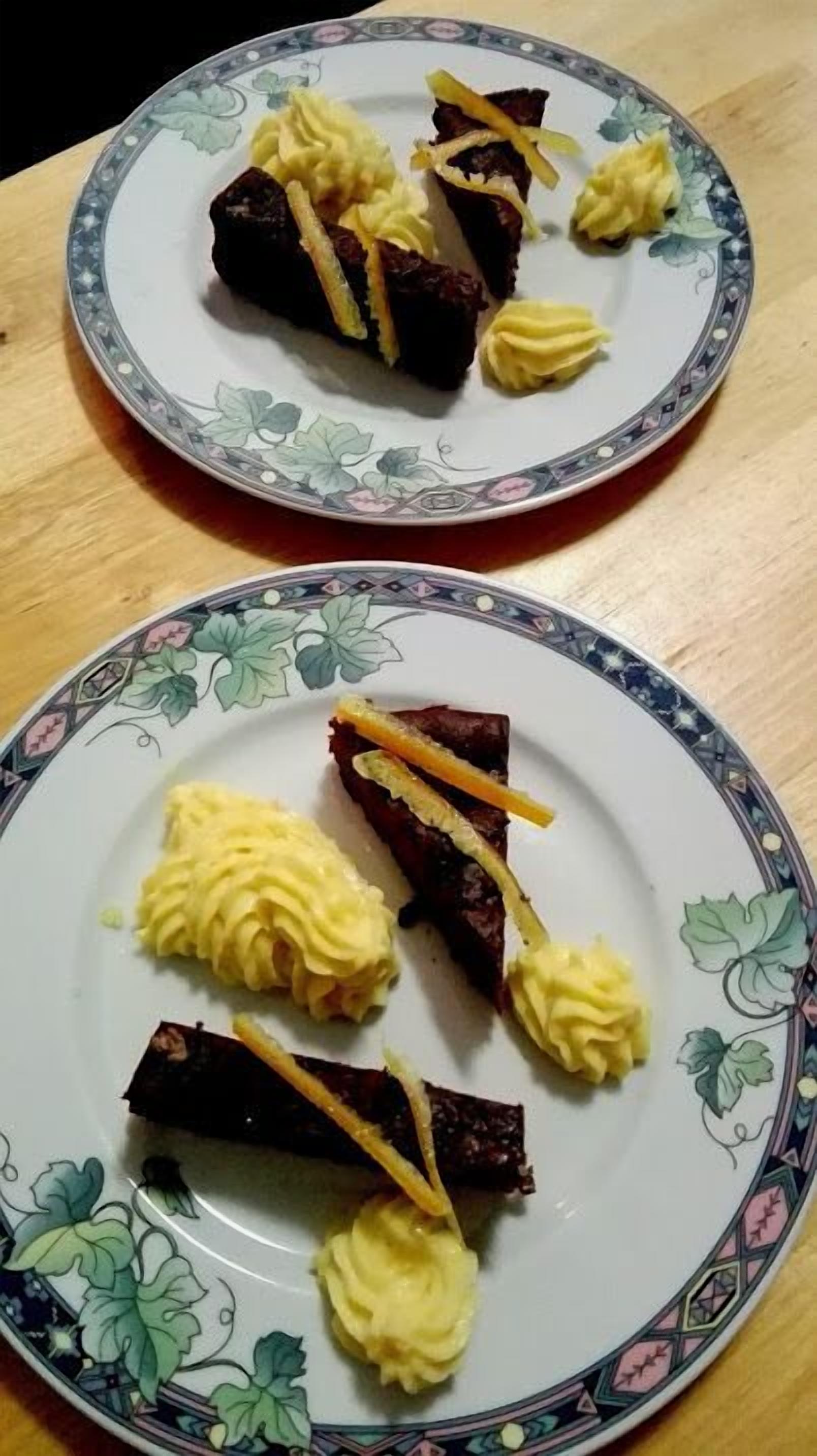 Dos platos con comida sobre una mesa.