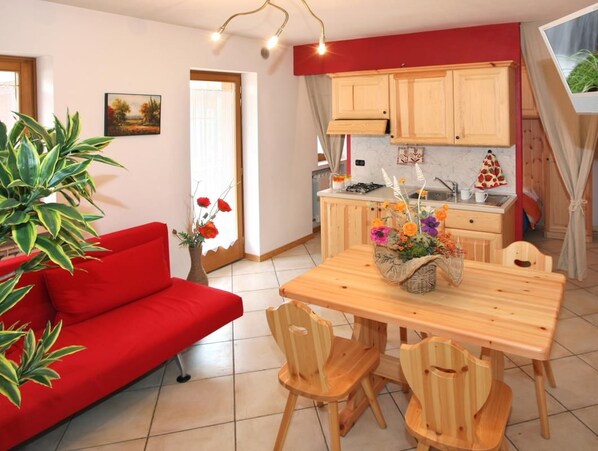 In-room dining - Casa Brostolade (Falcade)