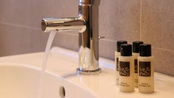 Apartment (1) | Bathroom | Shower, bidet, towels