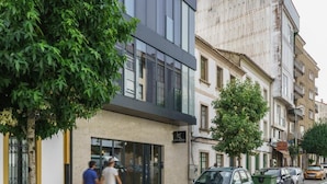 Un edificio moderno con fachada de vidrio y techo plano.
