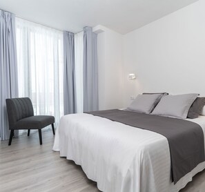 Egyptian cotton sheets, premium bedding, down duvets, blackout curtains - Hotel Concheiros (Santiago de Compostela)