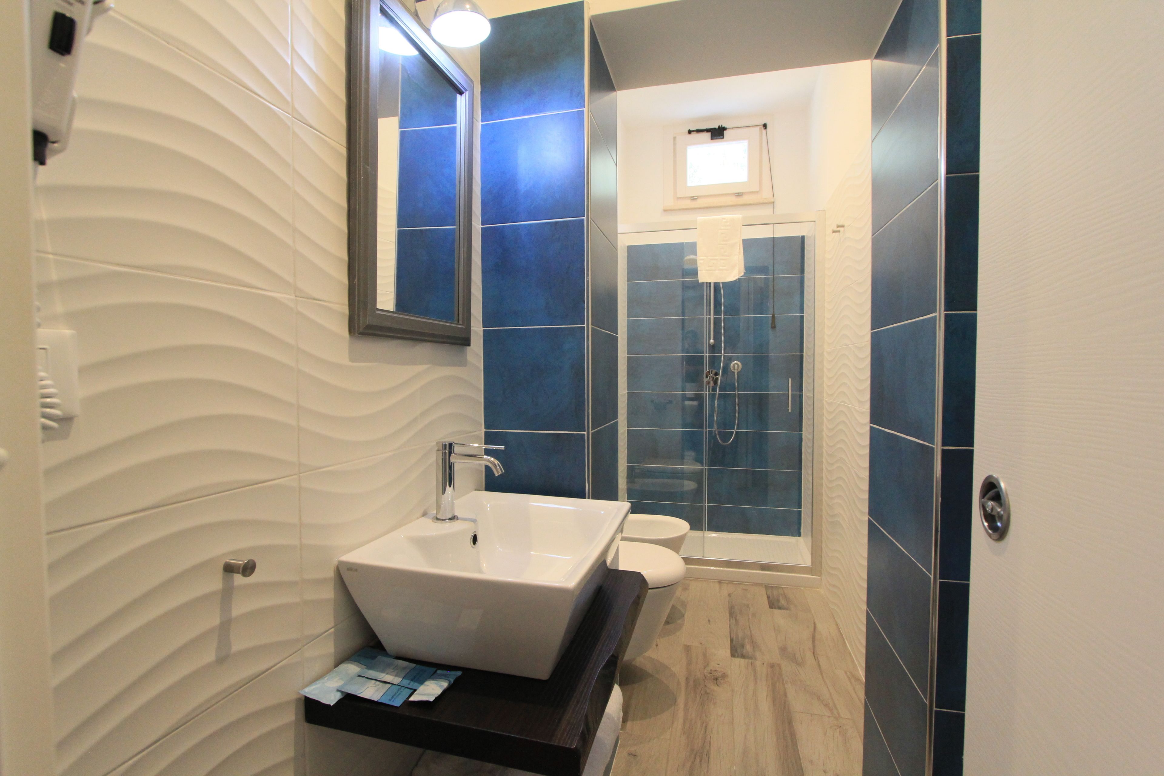 Chambre Simple Supérieure | Salle de bain | Douche, douche à « effet pluie », articles de toilette gratuits