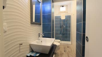 Chambre Simple Supérieure | Salle de bain | Douche, douche à « effet pluie », articles de toilette gratuits