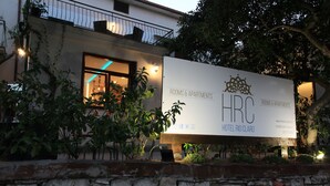 Un cartel de hotel con el nombre 'HRC HOTEL RIO CLARO' e información de contacto.