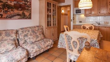 Apartment, 2 Bedrooms (406) | Living area