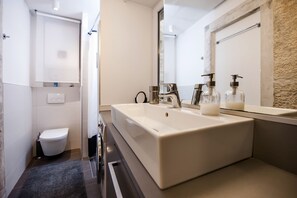 Lux studio Aalvar with balcony | Baño | Regadera, secadora de cabello, toallas, jabón 