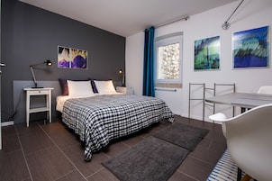Escritorio, cortinas blackout, wifi gratis y ropa de cama 