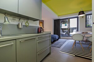 Lux studio Aalvar with balcony | Cocina básica privada | Microondas, placa de cocina, cafetera o tetera y hervidor eléctrico