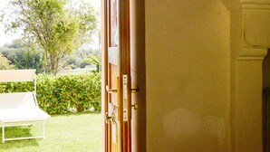 Quarto casal standard, sacada, vista para o jardim | Frigobar, quartos à prova de som, ferros/tábuas de passar roupa