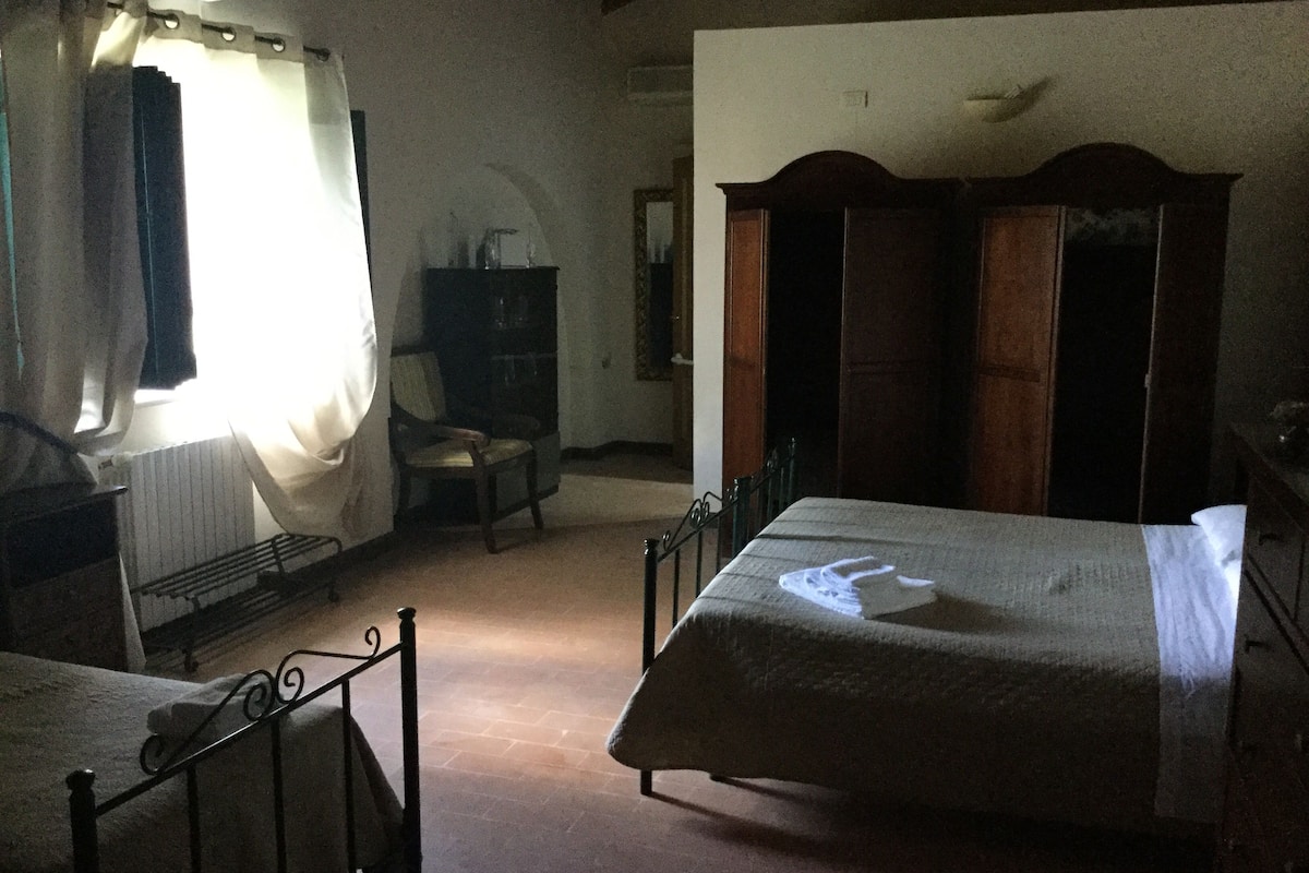 Chambre Triple Standard, balcon, vue jardin | Minibar, chambres insonorisées, fer et planche à repasser, Wi-Fi gratuit