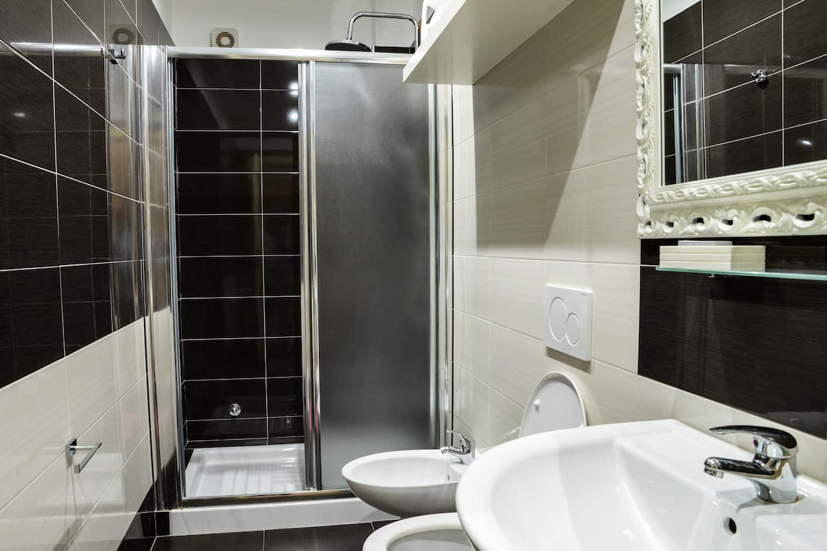Chambre Familiale Double ou avec lits jumeaux | Salle de bain | Douche, articles de toilette gratuits, sĂšche-cheveux, bidet