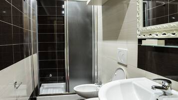 Family Double or Twin Room | Bathroom | Shower, free toiletries, hair dryer, bidet