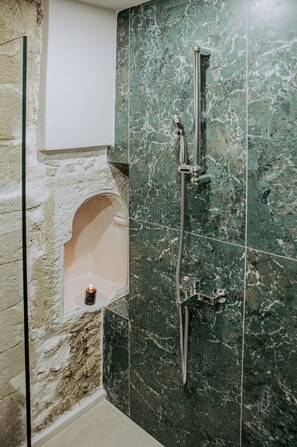 Premium Room, Ground Floor | Baño | Regadera, regadera tipo lluvia, amenidades de baño gratuitas 