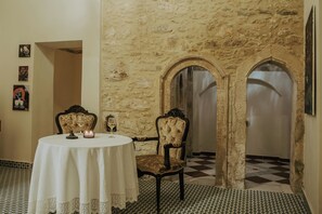 Flat-screen TV - Porta Medina Boutique Hotel - Adults Only (Heraklion)