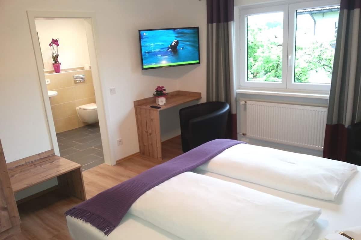 Cots/infant beds, rollaway beds, free WiFi, bed sheets