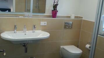 Comfort-Suite | Badezimmer | Duschwanne, Haartrockner, Handtücher