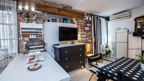 Leilighet – city | Oppholdsområde | En 80-centimeters Flatskjerm-TV med Parabol-TV samt TV
