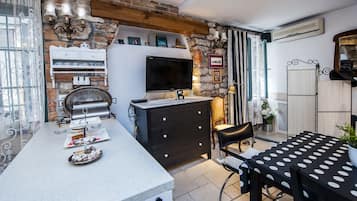 City-lejlighed | Opholdsområde | 80-centimeters fladskærms-tv med satellitkanaler, tv