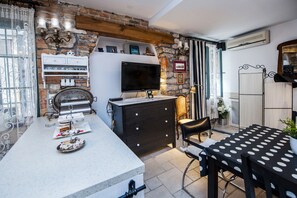 City-lejlighed | Opholdsområde | 80-centimeters fladskærms-tv med satellitkanaler, tv