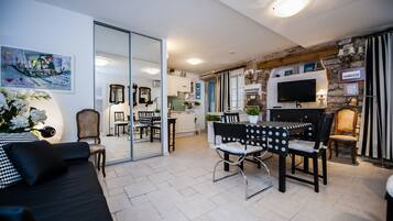 City Apartment | Living area