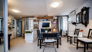 Leilighet – city | Oppholdsområde | En 80-centimeters Flatskjerm-TV med Parabol-TV samt TV