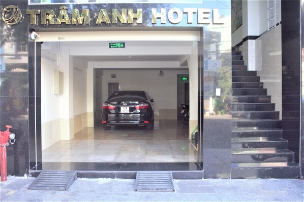The entrance of Trần Anh Hotel with a car parked inside. - Tram Anh Hotel (Quy Nhon)
