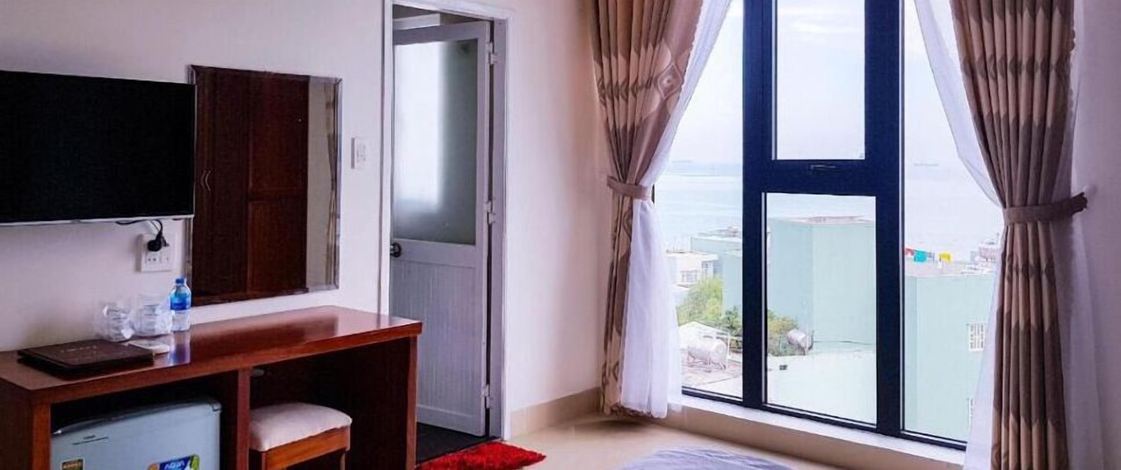 Minibar, desk, soundproofing, free WiFi