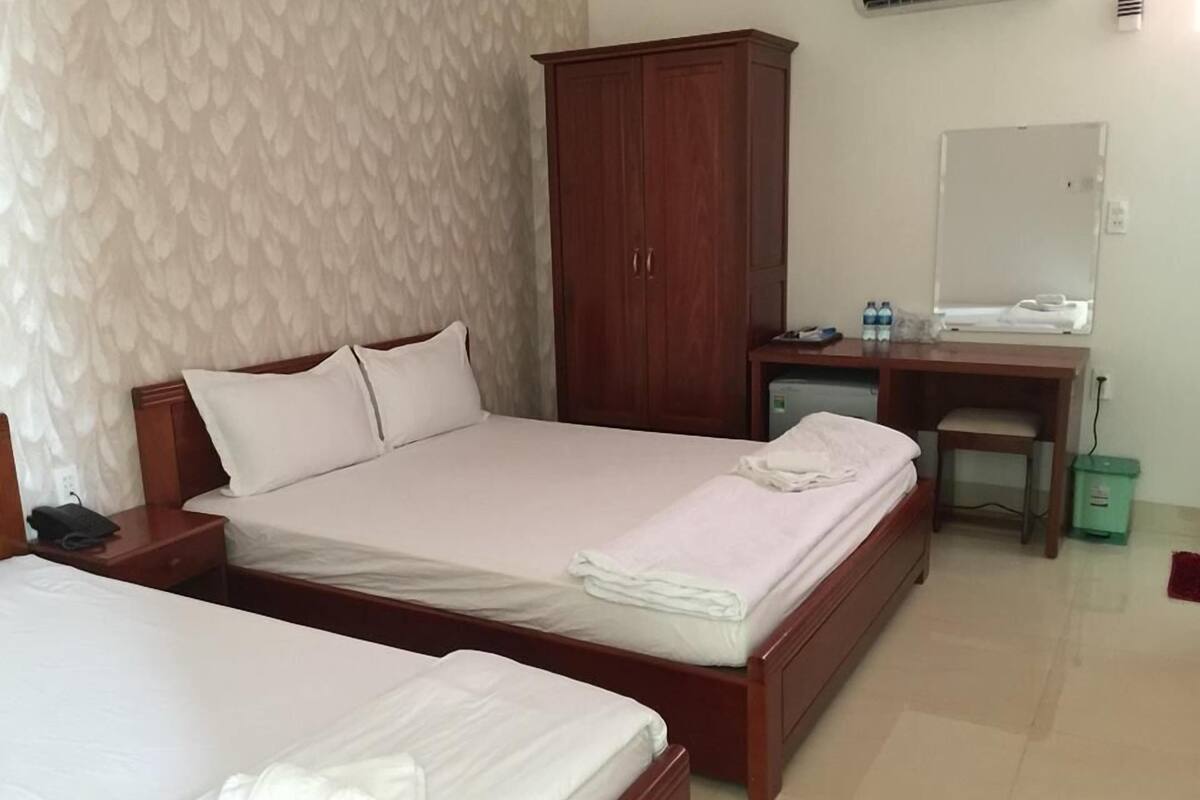 Minibar, meja kerja, kedap suara, dan Wi-Fi gratis